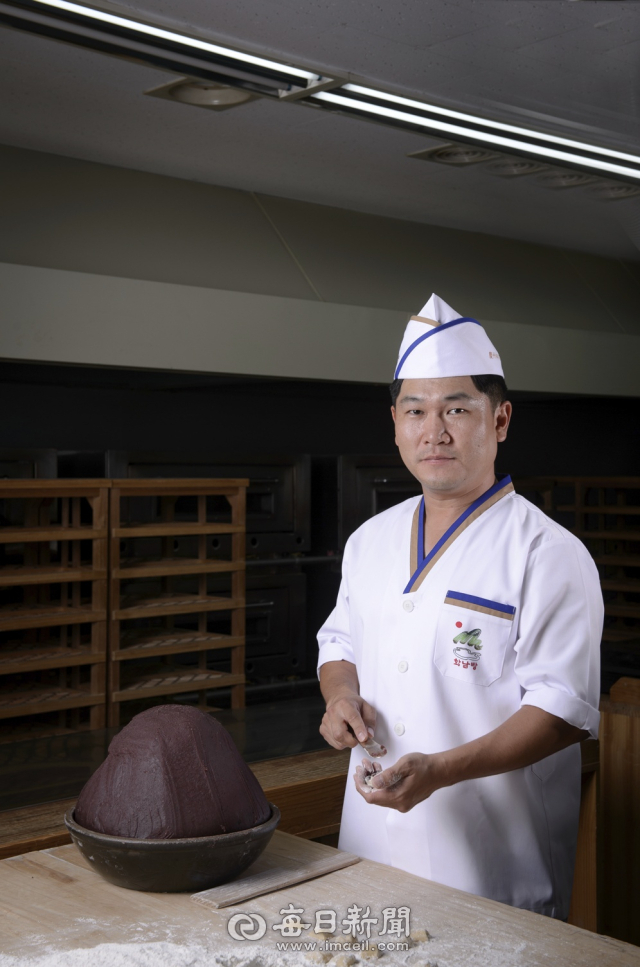 2025 APEC 정상회의 공식 협찬사로 선정된 황남빵의 최진환 이사가 빵을 만들고 있는 모습. 황남빵 제공