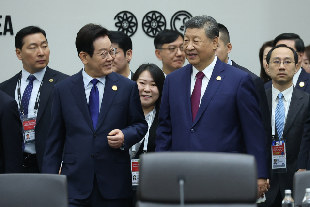 이재명 대통령이 31일 경주화백컨벤션센터(HICO)에서 열린 2025 아시아태평양경제협력체(APEC) 정상회의 제1세션에서 시진핑 중국 국가주석과 대화하고 있다. 연합뉴스