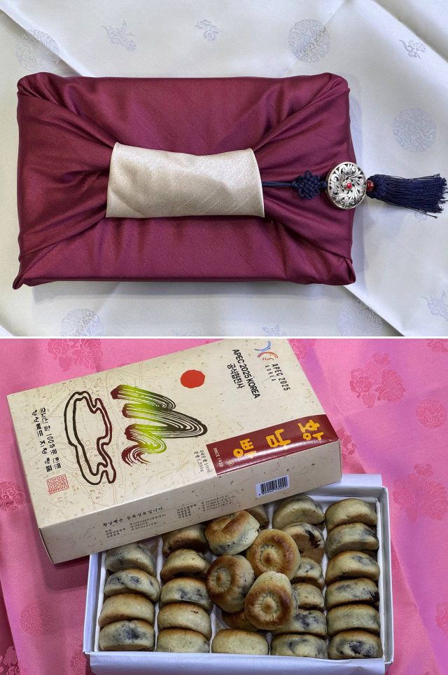 대통령실은 이재명 대통령이 시진핑 중국 국가주석을 환영한다는 뜻으로 중국 대표단에 경주의 명물인 황남빵을 전달했다고 31일 밝혔다. 대통령실은 이재명 대통령이 모든 APEC 회원국 대표단에게도 황남빵을 선물할 것을 지시했다고 전했다. 연합뉴스