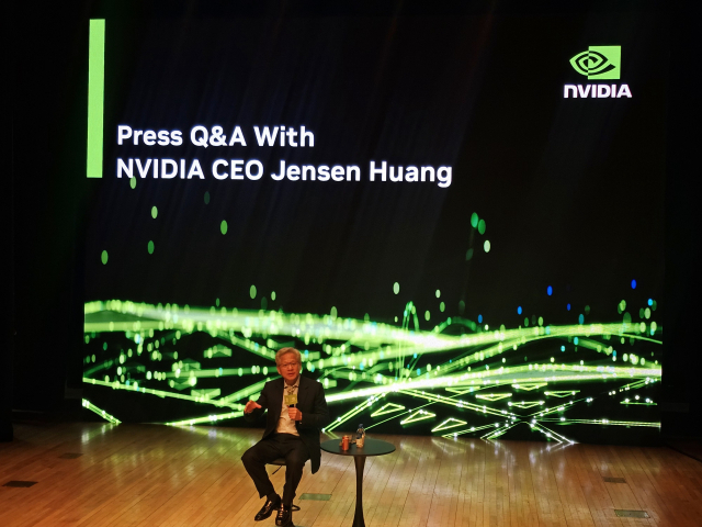31일 경주 예술의전당 원화홀에서 열린 기자회견에서 젠슨 황 엔비디아 최고경영자(CEO)가 질문에 답변을 하고 있다. 정우태 기자