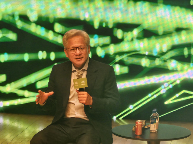 31일 경주 예술의전당 원화홀에서 열린 기자회견에서 젠슨 황 엔비디아 최고경영자(CEO)가 질문에 답변을 하고 있다. 정우태 기자