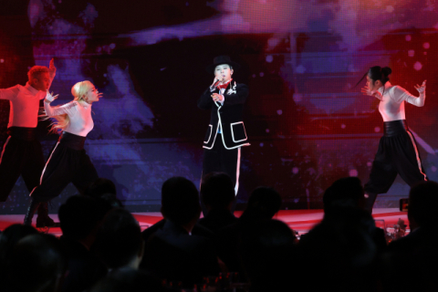 '케데헌' 진우의 환생…갓 쓴 지드래곤에 정상들도 휴대폰 들었다