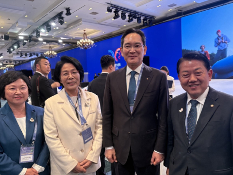 AI 소관 최민희, 이재용과 APEC 기념사진…이준석·박주민·이언주 등 인증샷 릴레이