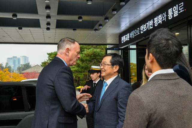 데이비드 맥귄티 캐나다 국방장관이 지난달 31일 백승주 전쟁기념사업회장과 인사를 나누고 있다. 전쟁기념사업회 제공