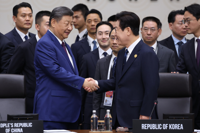 이재명 대통령이 1일 경주화백컨벤션센터(HICO)에서 열린 2025 아시아태평양경제협력체(APEC) 정상회의 제2세션에서 시진핑 중국 국가주석과 악수하고 있다. 연합뉴스