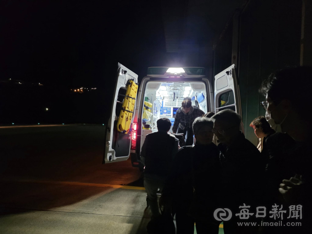 10월 31일 뇌출혈로 진단받은 80대 울릉주민이 해경헬기로 긴급히 이송중이다. 울릉군 제공