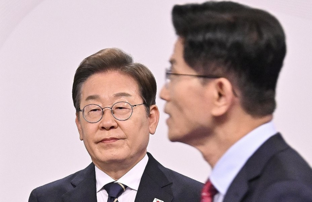 올해 5월 18일 서울 마포구 상암동 SBS 프리즘센터 스튜디오에서 열린 21대 대선 1차 후보자 토론회에 참석한 당시 이재명 더불어민주당 후보(왼쪽)와 김문수 국민의힘 후보. 연합뉴스