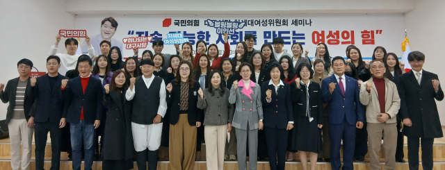 이인선 국회의원과 박종필 대구시의원, 신은비 국민의힘 대구시당 차세대여성위원장, 이순정 드림종합병원 원장, 안병기 파라마운트 대표, 최덕윤 대구요양병원 원장 등이