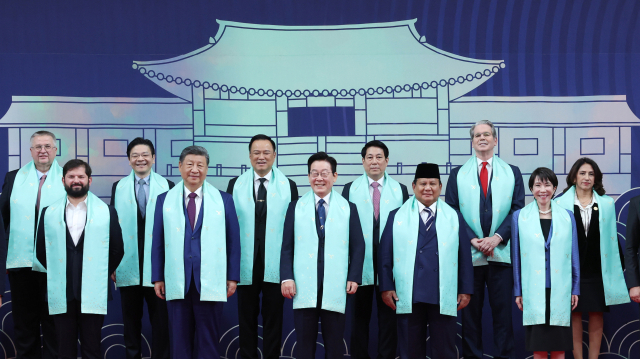 이재명 대통령이 1일 경주화백컨벤션센터(HICO)에서 열린 2025 아시아태평양경제협력체(APEC)에 참석한 각국 정상들과 기념촬영을 하고 있다. 앞줄 왼쪽부터 가브리엘 보리치 칠레 대통령, 시진핑 중국 국가주석, 이 대통령, 프라보워 수비안토 인도네시아 대통령, 다카이치 사나에 일본 총리. 뒷줄 왼쪽부터 알렉세이 오베르추크 러시아 국제부총리, 로런스 웡 싱가포르 총리, 아누틴 찬위라꾼 태국 총리, 르엉 끄엉 베트남 국가주석, 스콧 베선트 미국 재무장관, 테레사 메라 페루 통상관광부 장관. 연합뉴스