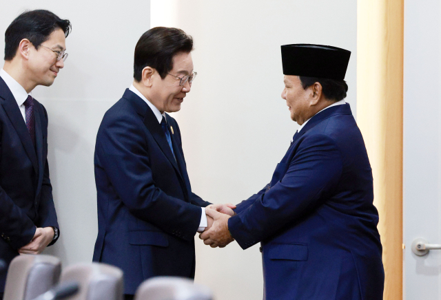 이재명 대통령과 프라보워 수비안토 인도네시아 대통령이 1일 APEC 정상회의장인 경북 경주화백컨벤션센터에서 정상회담에 앞서 악수하고 있다. 연합뉴스