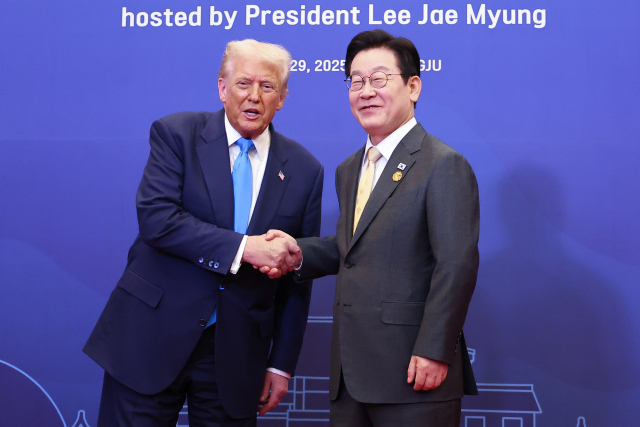 이재명 대통령이 29일 경북 경주 힐튼호텔 그랜드볼룸에서 열린 대통령 주최 정상 특별만찬에 앞서 도널드 트럼프 미국 대통령을 영접하고 있다. 연합뉴스