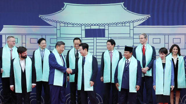 이재명 대통령이 1일 경주화백컨벤션센터(HICO)에서 2025 아시아태평양경제협력체(APEC) 참석 정상들과 기념촬영 후 시진핑 중국 국가주석과 인사하고 있다. 연합뉴스