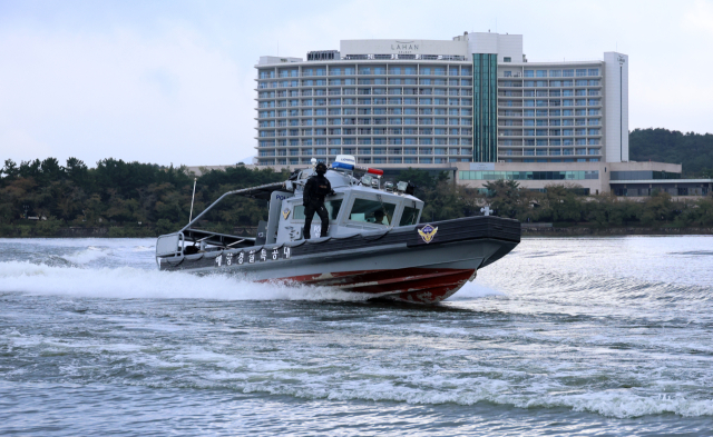 해경 '2인 이하 어선' 11월 구명조끼 상시 착용 의무화