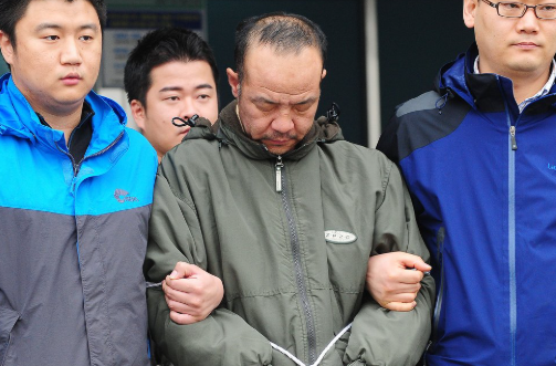 수원 20대 여성을 납치해 살해한 우위안춘이 10일 검찰에 송치되고 있다. 경기일보 제공, 연합뉴스