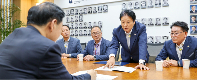 이병환(오른쪽 두번째) 성주군수가 구윤철 기획재정부 장관에게 동서3축 고속도로 대구~성주~무주 구간 조기 건설의 필요성을 설명하고 있다. 성주군 제공