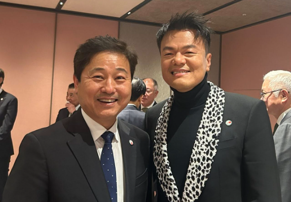 김영배 더불어민주당 의원(왼쪽)과 박진영 대중문화교류위원장. 페이스북