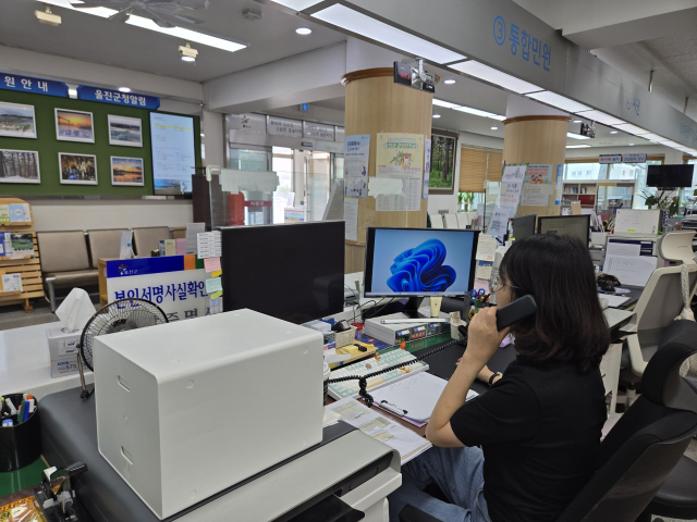 울진군 민원 담당 공무원이 민원 전화를 받고 있다. 울진군 제공