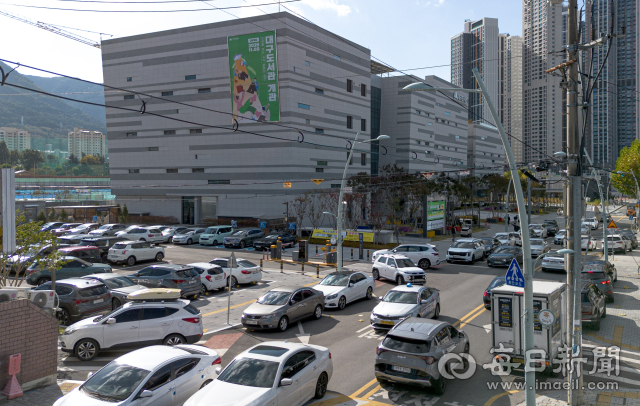 1일 대구도서관 인근 도로가 도서관 방문객들이 주차해 놓은 차량과 통행하는 차량들로 뒤엉켜 있다. 대구도서관 주차장의 주차 면수는 52대로 대구 최대 규모의 도서관을 찾는 시민들의 수요에 비해 턱 없이 부족한 실정이다. 안성완 기자 asw0727@imaeil.com