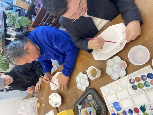 대구시의 평생교육이용권 사용기관에서 도자기 핸드페인팅 강좌에 참여한 시민들 모습. 대구시 제공