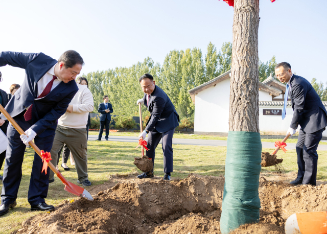 김재욱 칠곡군수가 친바오젠 제원시장 등과 함께 자매결연 10주년 기념식수 행사를 진행하고 있다. 칠곡군 제공