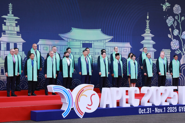 이재명 대통령이 1일 경주화백컨벤션센터(HICO)에서 열린 2025 아시아태평양경제협력체(APEC) 정상회의에서 각국 정상들과 한복 소재로 만든 목도리를 두르고 기념 촬영을 하고 있다. 연합뉴스