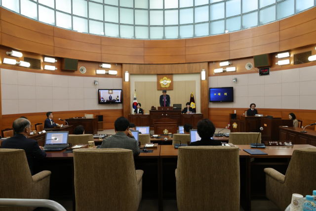 봉화군의회에서 임시회가 진행되고 있다. 봉화군의회 제공