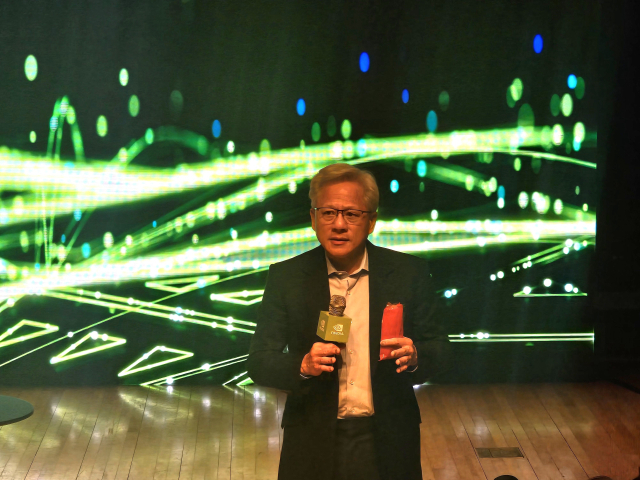 지난 달 31일 경주 예술의 전당에서 젠슨 황 엔비디아 최고경영자(CEO)가 취재진의 질문에 답을 하고 있다. 정우태 기자