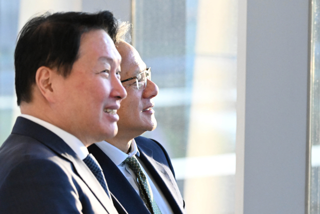 젠슨 황 엔비디아 CEO가 31일 경북 경주 예술의전당에서 열린 아시아태평양경제협력체(APEC) 최고경영자(CEO) 서밋에 참석해 최태원 대한상의 회장과 만나 환담을 하고 있다. 연합뉴스