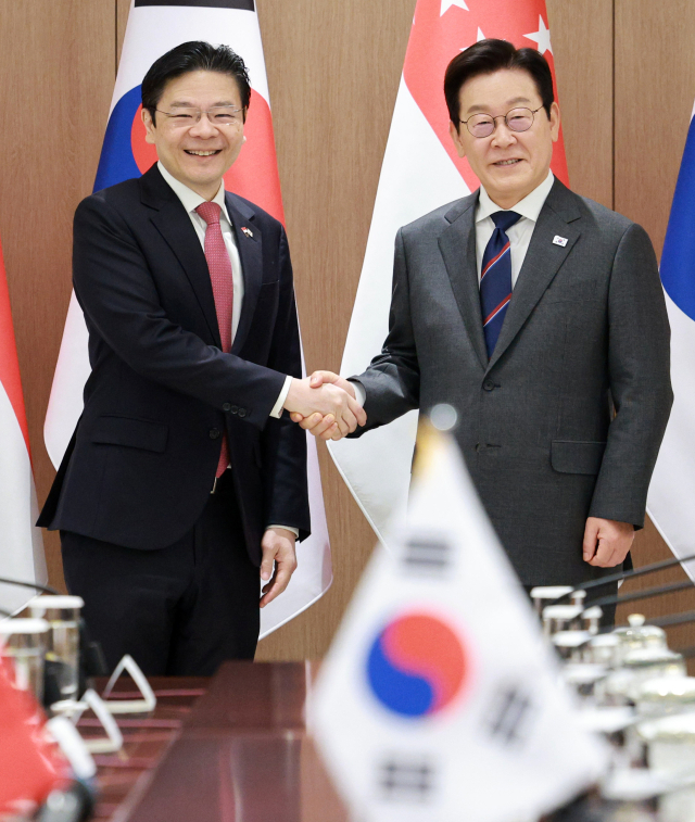 이재명 대통령과 로런스 웡 싱가포르 총리가 2일 용산 대통령실에서 정상회담에 앞서 악수하고 있다. 연합뉴스