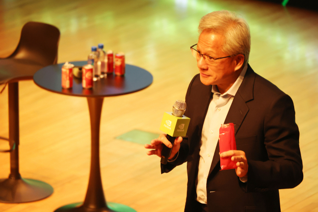 젠슨 황 엔비디아 최고경영자가 31일 경북 경주 예술의전당 원화홀에서 열린 2025년 아시아태평양경제협의체(APEC) 경주 엔비디아 기자간담회에서 빼빼로 과자를 먹다가 취재진 질문에 답하고 있다. 연합뉴스