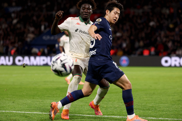 PSG의 이강인이 2일 프랑스 파리의 파르크 데 프랭스에서 열린 리그1 니스와의 경기 때 상대와 공을 다투고 있다. 연합뉴스