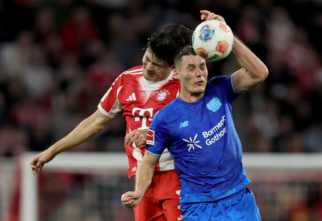 바이에른 뮌헨의 김민재가 2일 독일 뮌헨의 알리안츠 아레나에서 열린 분데스리가 경기 도중 레버쿠젠의 패트릭 쉬크과 헤더 경합을 벌이고 있다. 연합뉴스