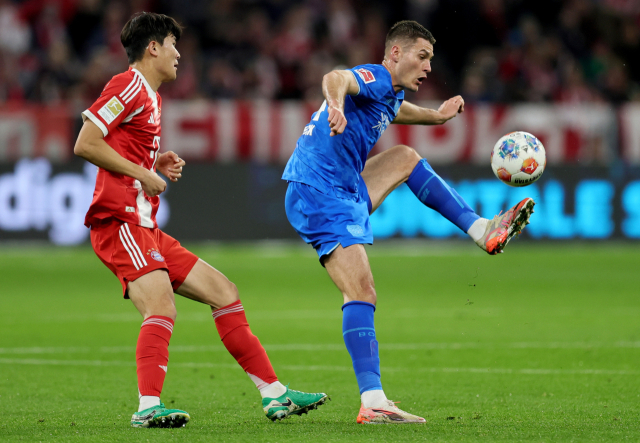 바이에른 뮌헨의 김민재가 2일 독일 뮌헨의 알리안츠 아레나에서 열린 분데스리가 경기 도중 레버쿠젠의 패트릭 쉬크를 수비하고 있다. 연합뉴스