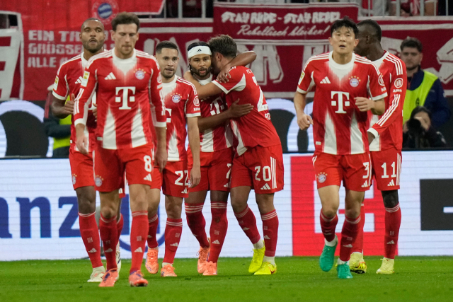 김민재(3번)를 비롯한 바이에른 뮌헨 선수들이 2일 독일 뮌헨의 알리안츠 아레나에서 열린 분데스리가 레버쿠젠과의 경기 도중 동료 니콜라 잭슨이 득점하자 함께 기쁨을 나누고 있다. 연합뉴스
