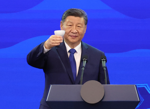 시진핑 중국 국가주석이 1일 경북 경주 소노캄에서 열린 이재명 대통령 주최 국빈만찬에서 건배사를 하고 있다. 연합뉴스