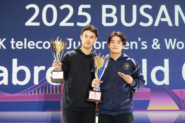 우승자 이준희(오른쪽)와 준우승한 김지환. 대한펜싱협회 제공