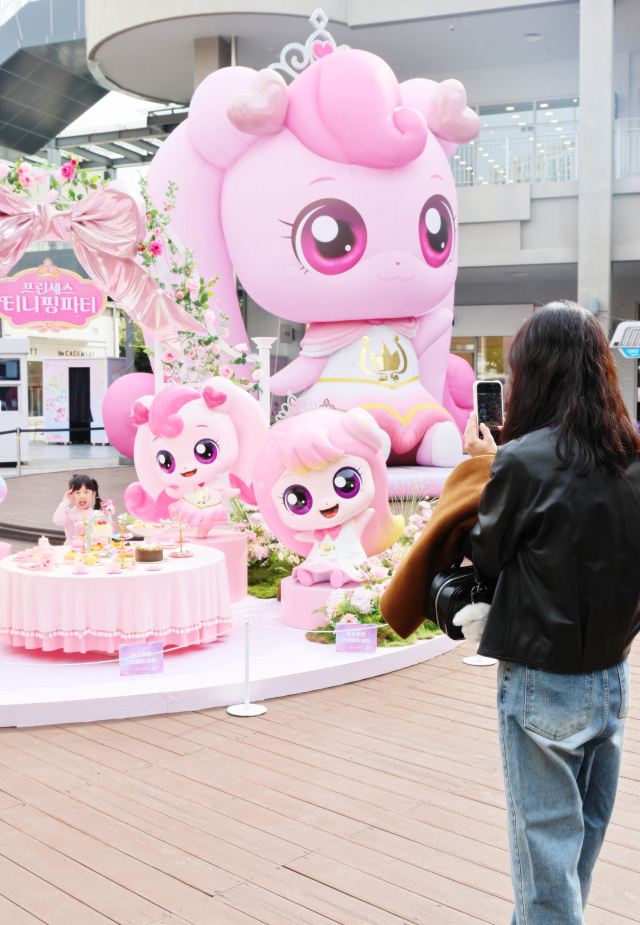 롯데아울렛 이시아폴리스점이 오는 16일까지 1층 광장에서 애니메이션 