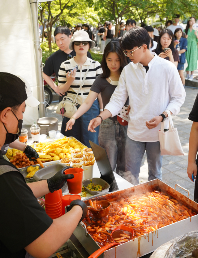 대구 북구 떡볶이페스티벌 축제에 많은 시민들이 줄을서서 차례를 기다리고 있다.