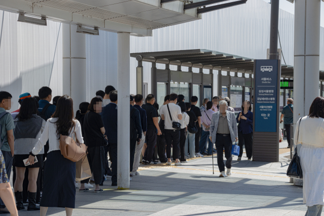 2일 서울 수서역 앞 대형병원 셔틀버스 승강장 앞에서 탑승객들이 버스를 기다리고 있다. 이화섭 기자.