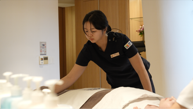 구미대학교 의료뷰티디자인학부 이지민 학생이 경주 황룡원에서 외국인을 대상으로 K-뷰티 서비스를 제공하고 있다. 구미대 제공