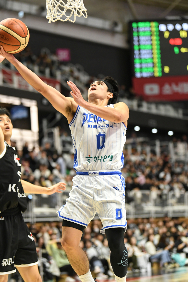 대구 한국가스공사 페가수스의 샘조세프 벨란겔이 2일 수원에서 열린 프로농구 수원 KT 소닉붐과의 경기 도중 레이업슛을 시도하고 있다. KBL 제공