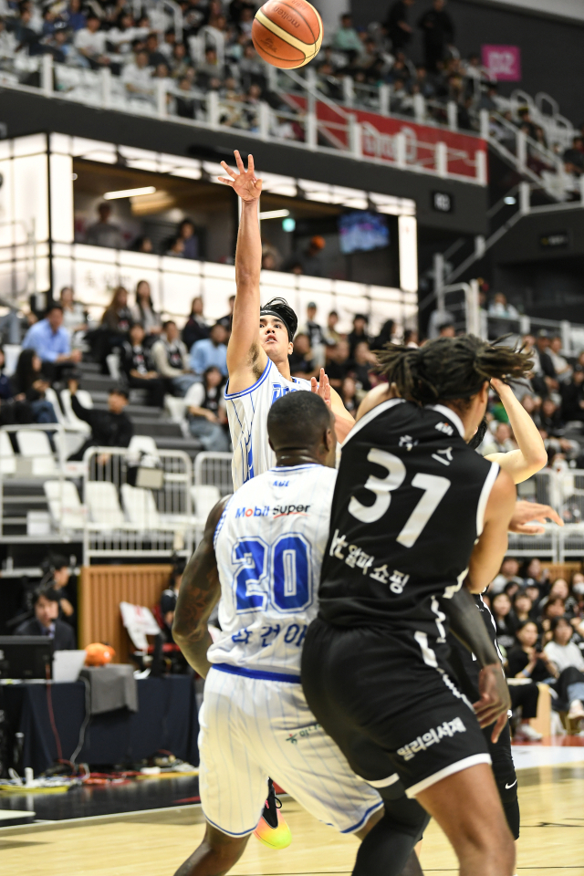 대구 한국가스공사 페가수스의 샘조세프 벨란겔이 2일 수원에서 열린 프로농구 수원 KT 소닉붐과의 경기 도중 플로터를 시도하고 있다. KBL 제공
