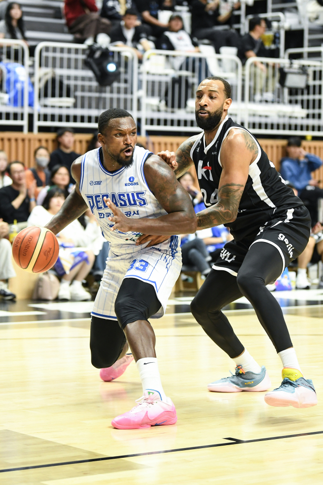 대구 한국가스공사 페가수스의 닉 퍼킨스가 2일 수원에서 열린 수원 KT 소닉붐과의 경기 도중 드리블하며 패스할 곳을 찾고 있다. KBL 제공