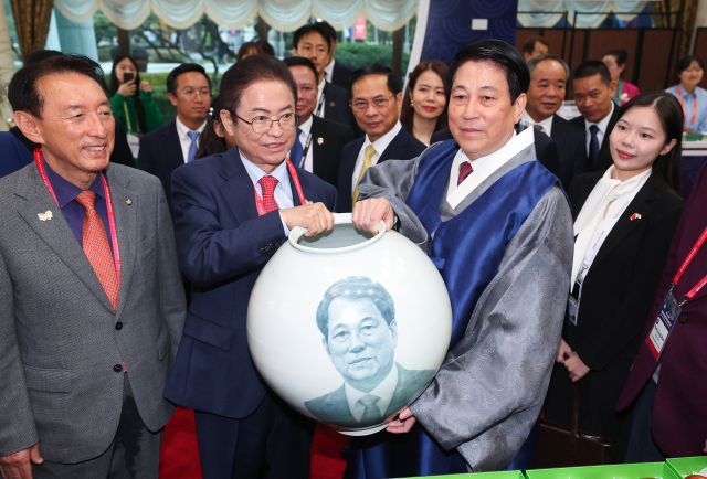 APEC 정상회의 기간인 지난 30일 경북 새마을 세계화 20주년 기념 르엉끄엉 베트남 국가주석과 만난 이철우 경북도지사. 경북도 제공.