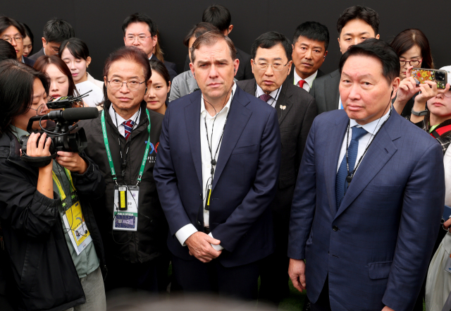 APEC K-테크 쇼케이스 당시 맷 가먼 AWS CEO, 최태원 대한상공회의소 회장(SK그룹 회장)과 함께 한 이철우 경북도지사. 경북도 제공.