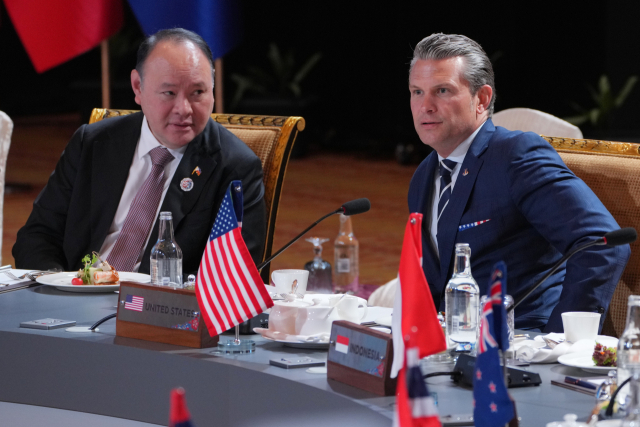 1일(현지시간) 말레이시아 쿠알라룸푸르에서 열린 아세안(ASEAN) 확대 국방장관회의 오찬 자리에서 피트 헤그세스 미국 국방장관(오른쪽)이 길베르토 테오도로 필리핀 국방장관과 대화를 나누고 있는 모습. AP 연합뉴스