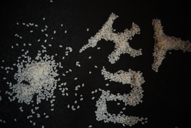 쌀을 생산하는 농부는 민초(民草)의 상징이다. 그러다 보니 정부에서는 이들의 입장을 무시할 수가 없다. 농심이 붕괴하면 