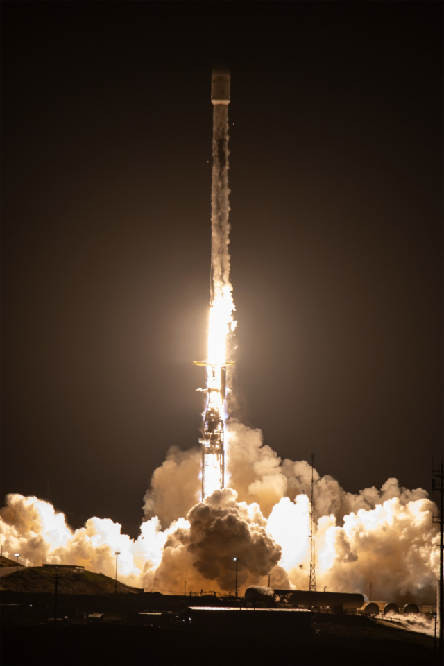 정찰위성 3호기가 지난해 12월 스페이스-엑스(SpaceX)사의 팰컨-나인(Falcon9) 발사체에 실려 성공적으로 발사되고 있다. 국방부 제공