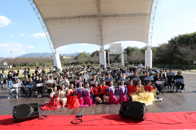 민족통일대구광역시협의회는 1일 달성군 사문진상설야외공연장에서 시민, 학생 등 300여 명이 모인 가운데 