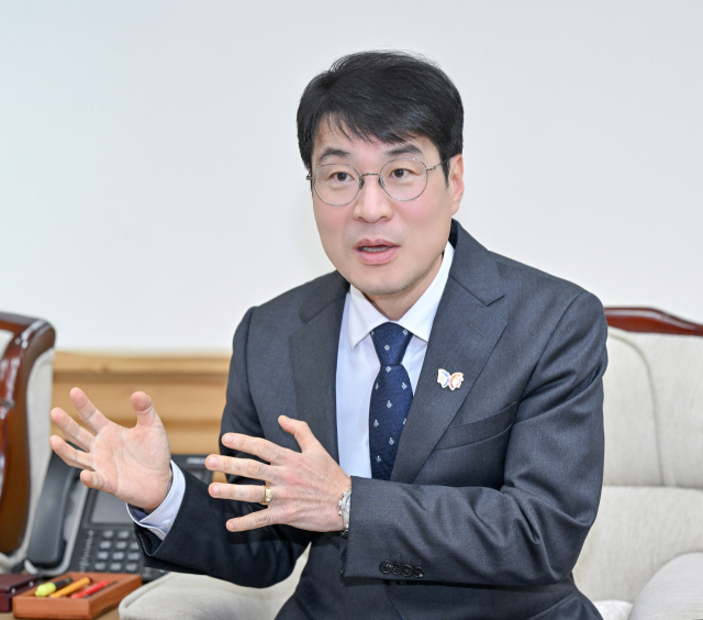 김정기 대구시장 권한대행이 지난달 30일 시청 동인청사에서 매일신문과 인터뷰를 하고 있다. 대구시 제공.